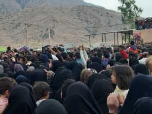 وداع با شکوه مردم و مسئولین استان با پیکر جانباختگان سانحه تصادف جاده باغچه سادت  +تصاویر