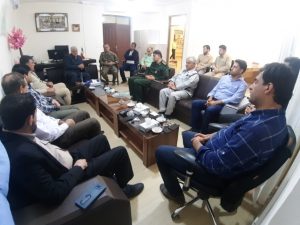 جلسه اضطراری ستاد بحران چرام برای حل مشکلات روستای سیل زده  با حضور فرماندار تشکیل شد