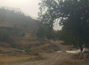 روستایی بدون جاده درپانصد متری راه آسفالته باغچه سادات /جهت اطلاع مسئولین شهرستانی و استانی